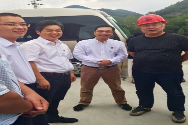 市委常委、區(qū)委書記葛學(xué)斌視察古堰畫鄉(xiāng)游客接待中心建設(shè)項目